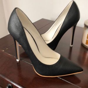 Black pumps